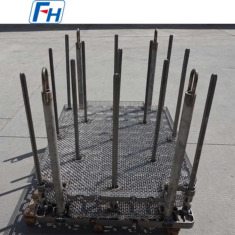Quelles sont les différences entre les paniers de traitement thermique en treillis métallique et en plaques pleines ?